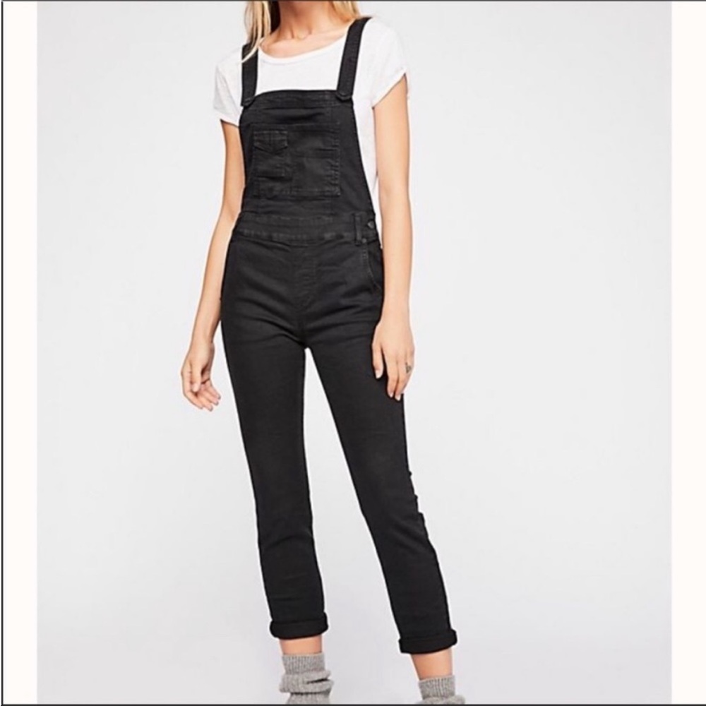 Free people black skinny overalls 🖤